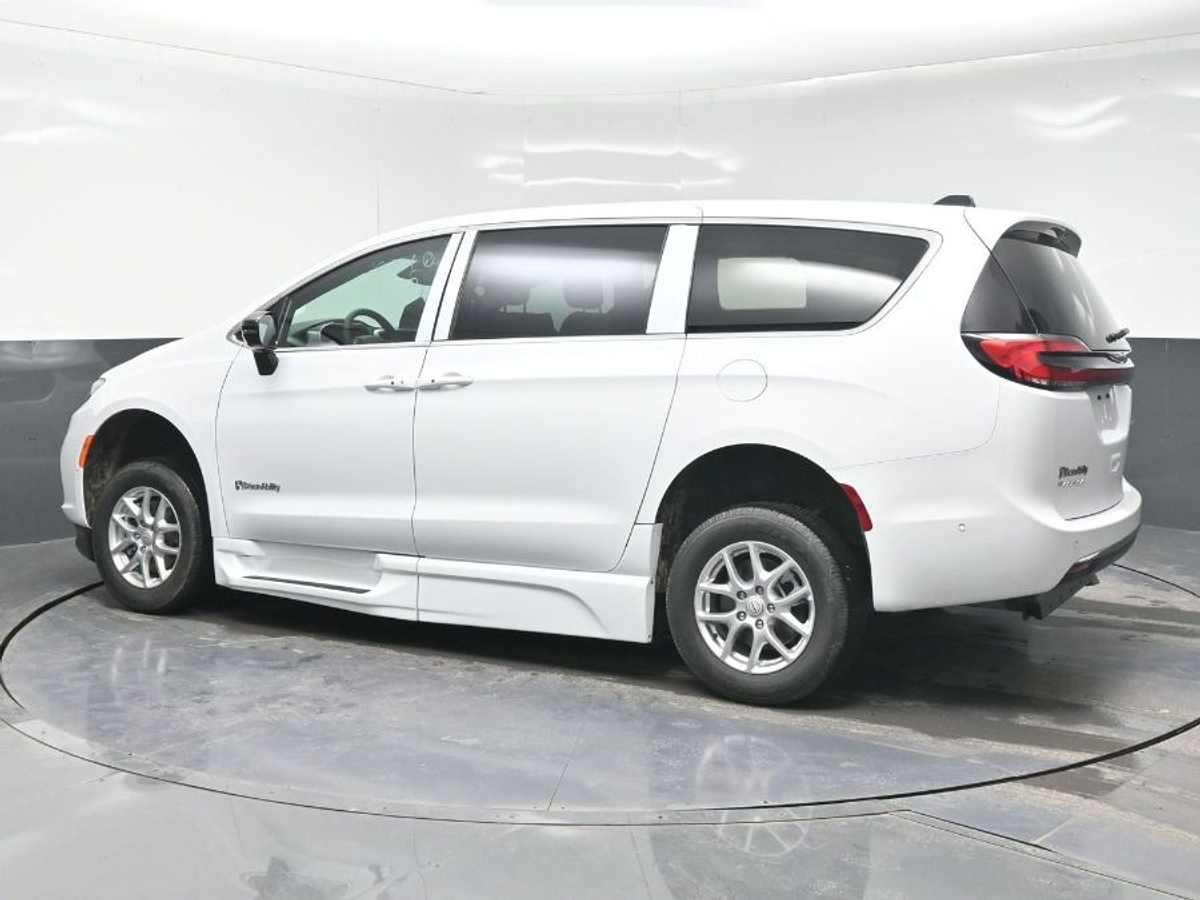 White Chrysler Pacifica image number 3