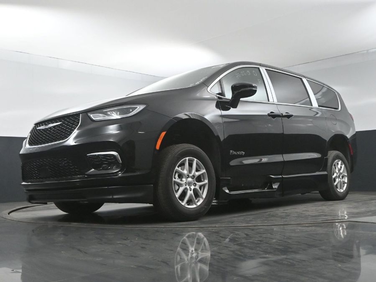 Black Chrysler Pacifica image number 19