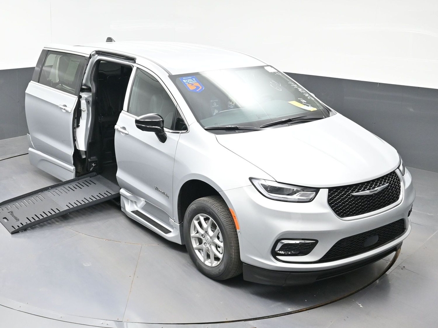 Silver Chrysler Pacifica image number 9