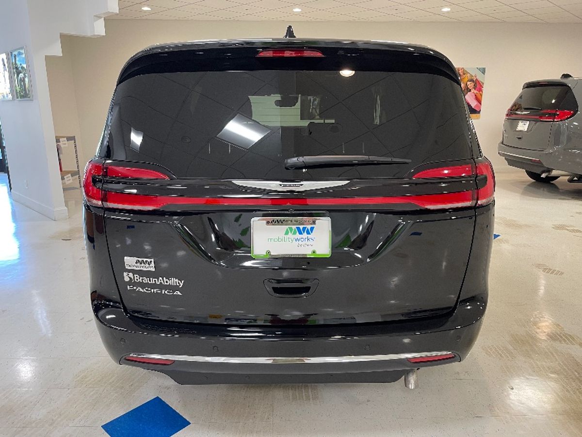 Black Chrysler Pacifica image number 6