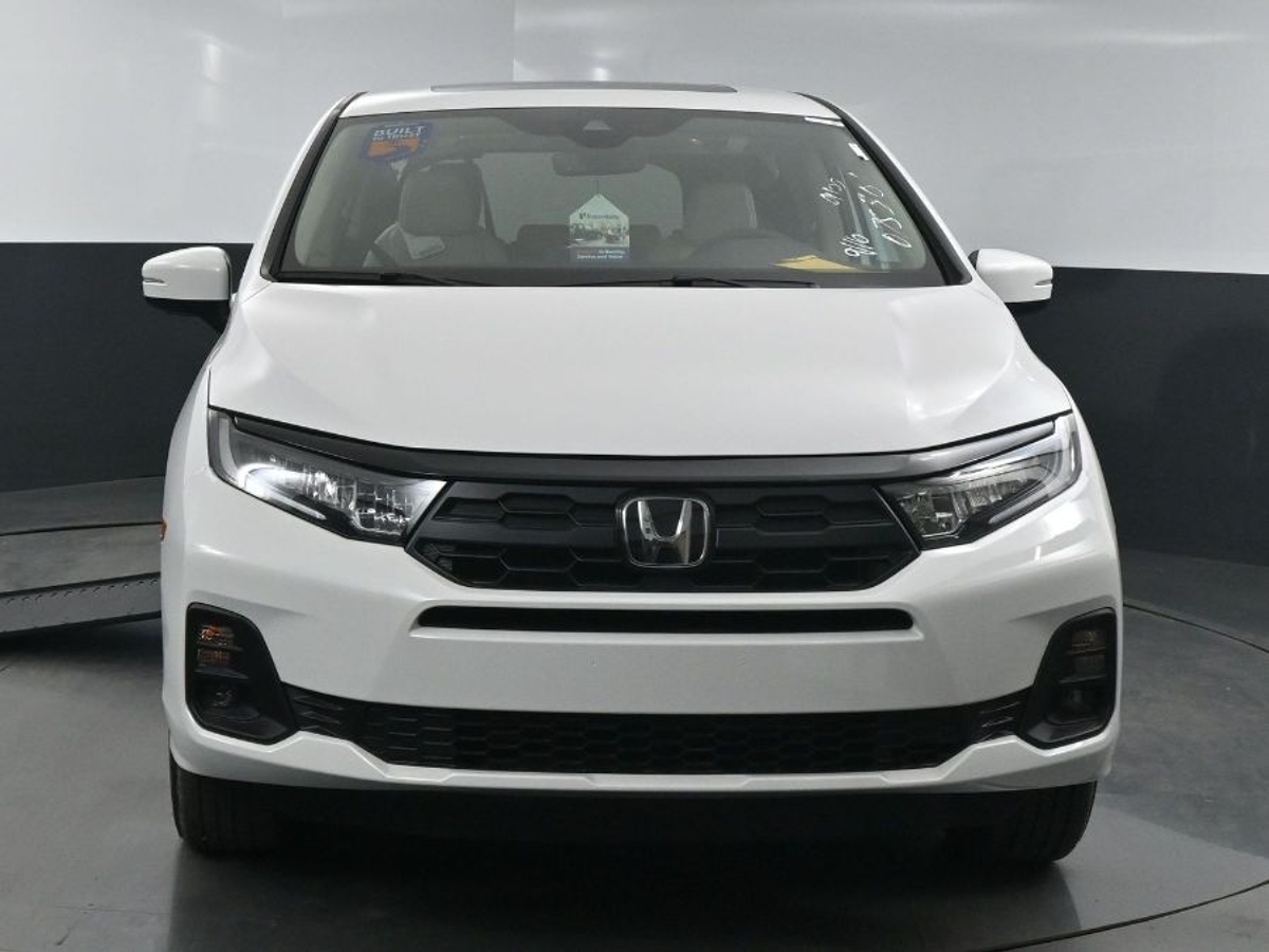 White Honda Odyssey image number 1