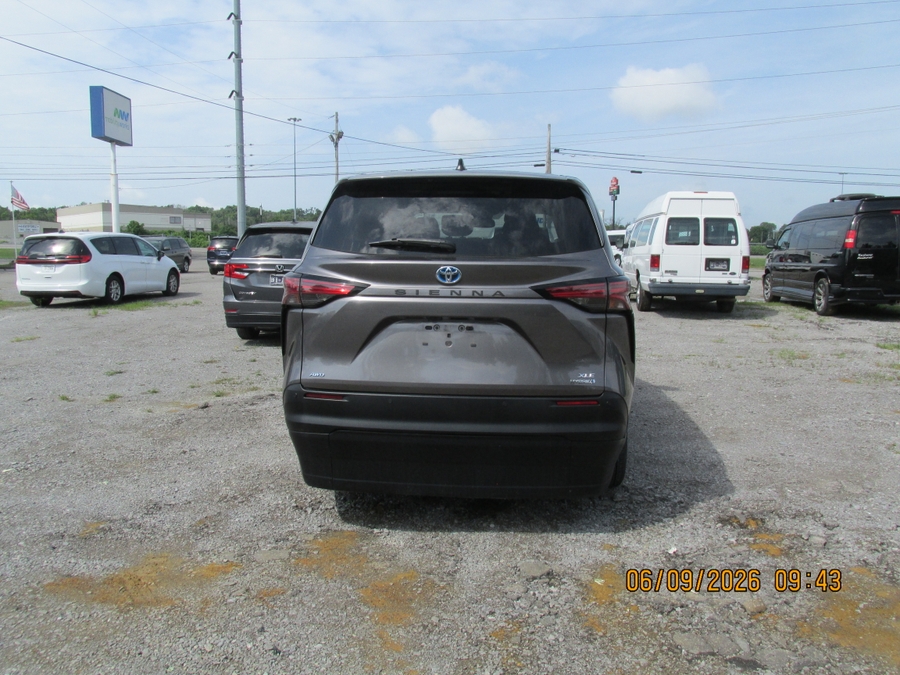 Grey Toyota Sienna image number 8