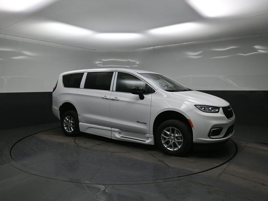 New 2026 Chrysler Pacifica Select Safety - BraunAbility Side Entry Entry Fold Out Automatic Ramp