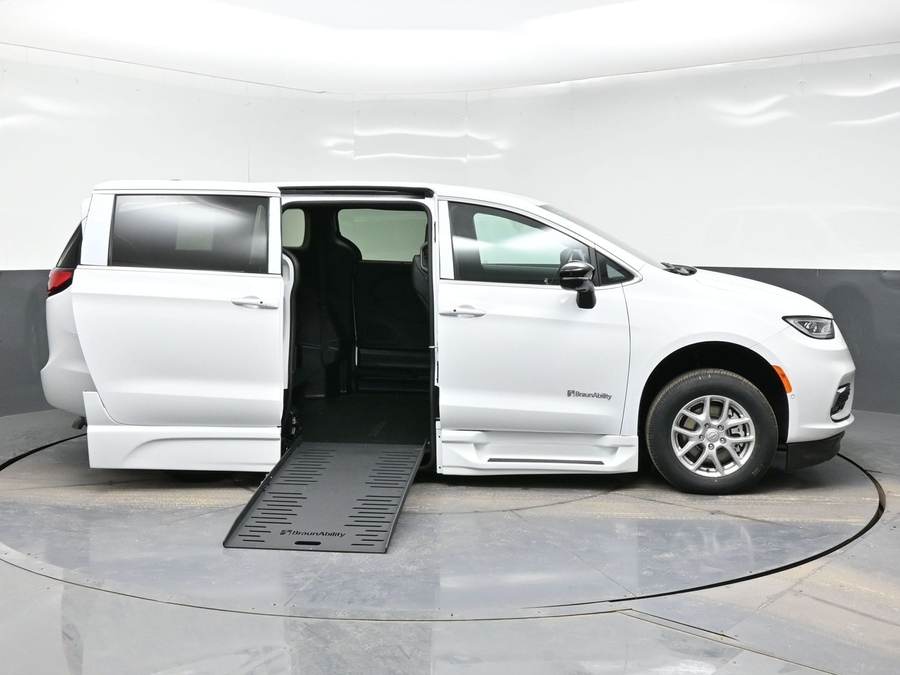 New 2026 Chrysler Pacifica Select Safety - BraunAbility Side Entry Entry Fold Out Automatic Ramp