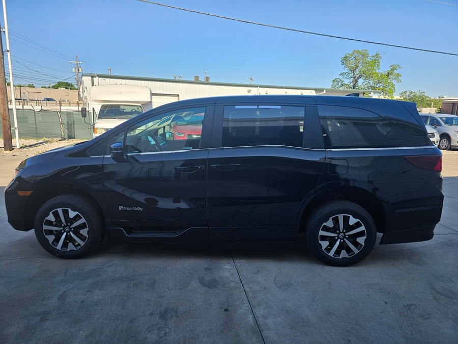 Black Honda Odyssey with Side Entry Automatic In Floor ramp