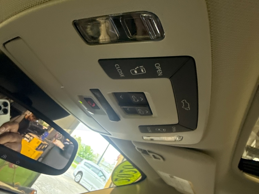 White Toyota Sienna image number 11