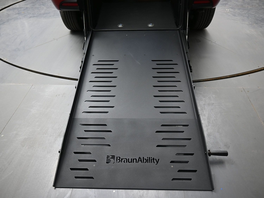 Red Chrysler Voyager image number 8