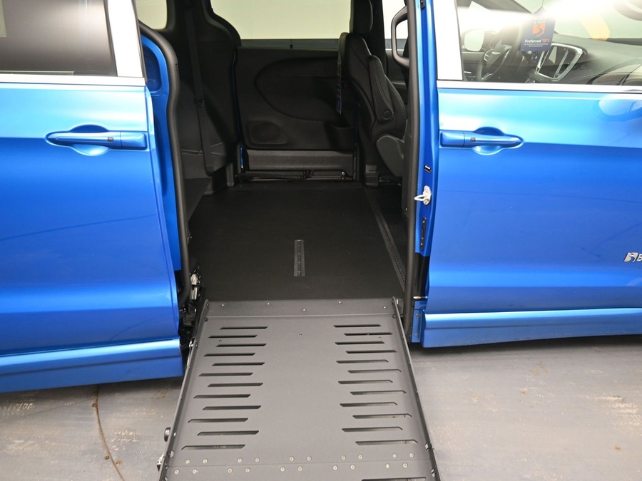 Blue Chrysler Pacifica image number 10