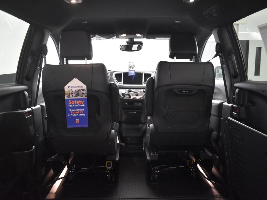 New 2025 Chrysler Pacifica Select Safety - BraunAbility Side Entry Entry Fold Out Automatic Ramp