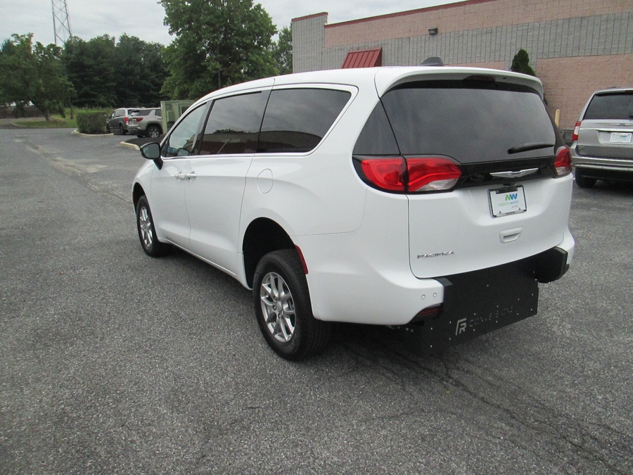 White Chrysler Pacifica image number 2