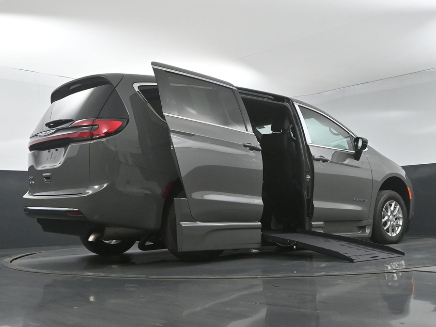 New 2025 Chrysler Pacifica Select Safety - BraunAbility Side Entry Entry Fold Out Automatic Ramp