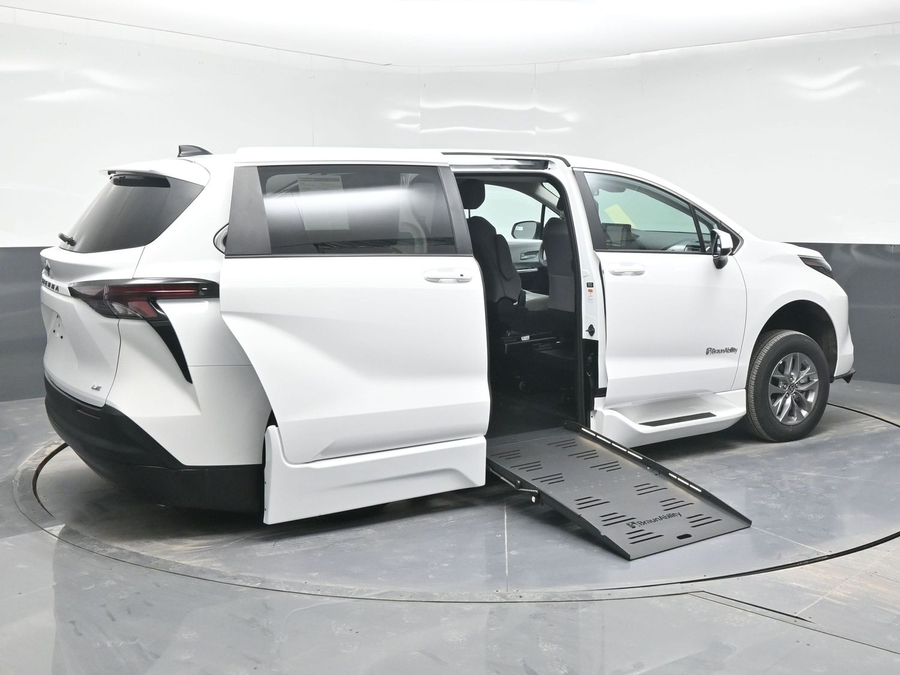 New 2025 Toyota Sienna Hybrid LE - BraunAbility Side Entry Entry Fold Out Automatic Ramp