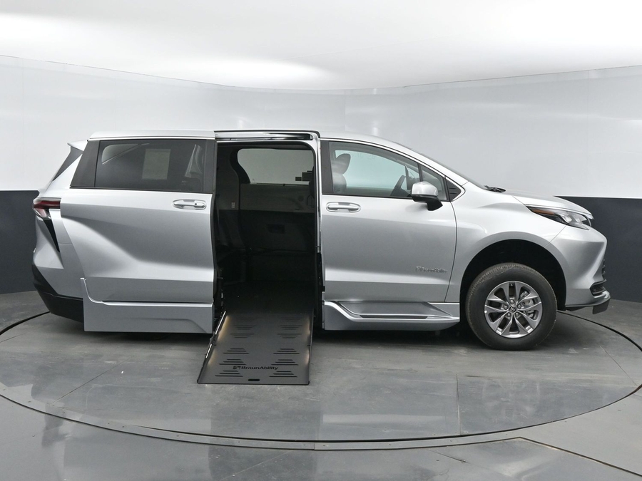 New 2025 Toyota Sienna Hybrid LE - BraunAbility Side Entry Entry Fold Out Automatic Ramp