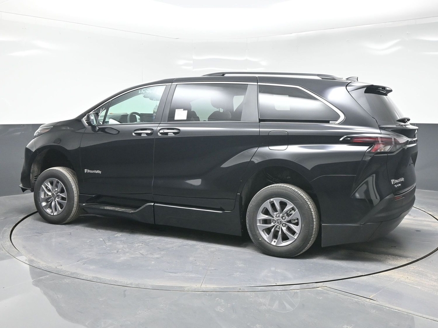 Black Toyota Sienna image number 3