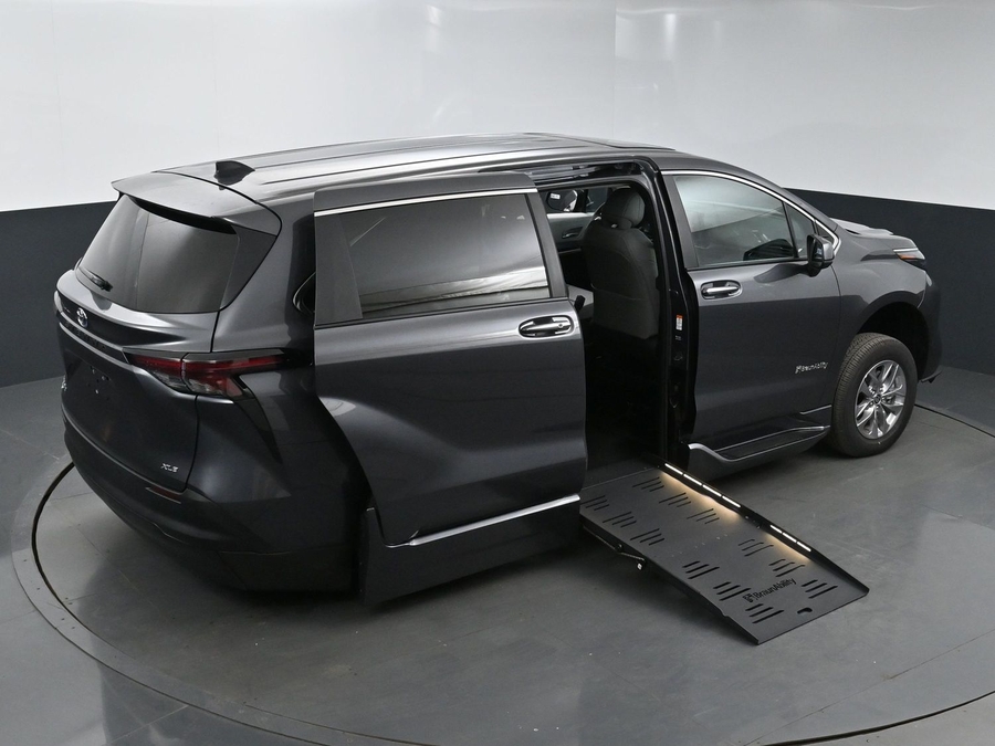 New 2025 Toyota Sienna Hybrid XLE Base - BraunAbility Side Entry Entry Fold Out Automatic Ramp