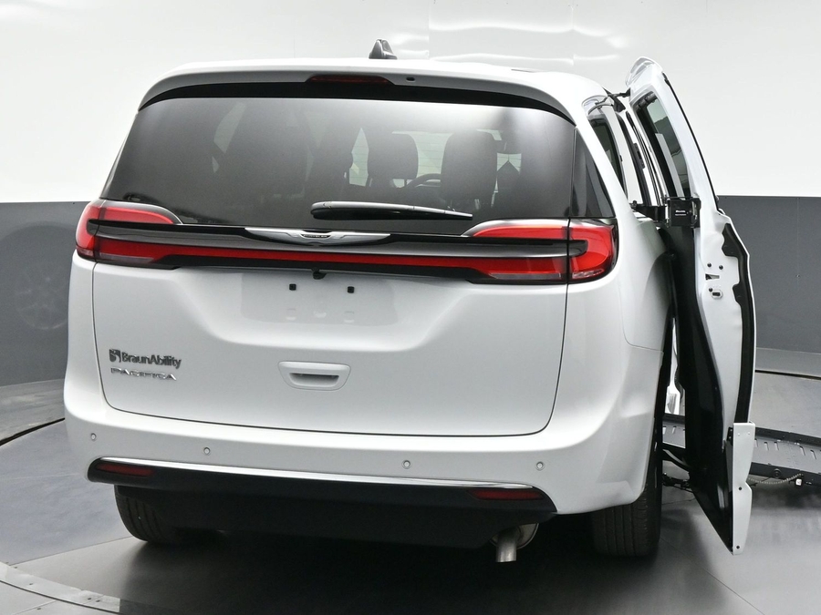 White Chrysler Pacifica image number 5