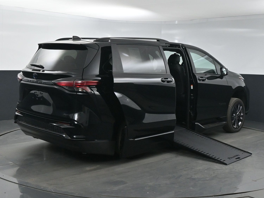 New 2025 Toyota Sienna Hybrid XSE Sport - BraunAbility Side Entry Entry In Floor Automatic Ramp