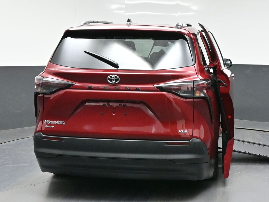New 2026 Toyota Sienna Hybrid XLE Base - BraunAbility Side Entry In Floor Automatic Ramp