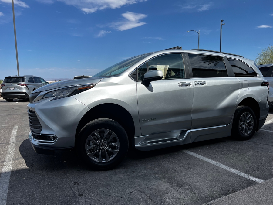 Used 2024 Toyota Sienna XLE - BraunAbility Side Entry Entry Fold Out Automatic Ramp