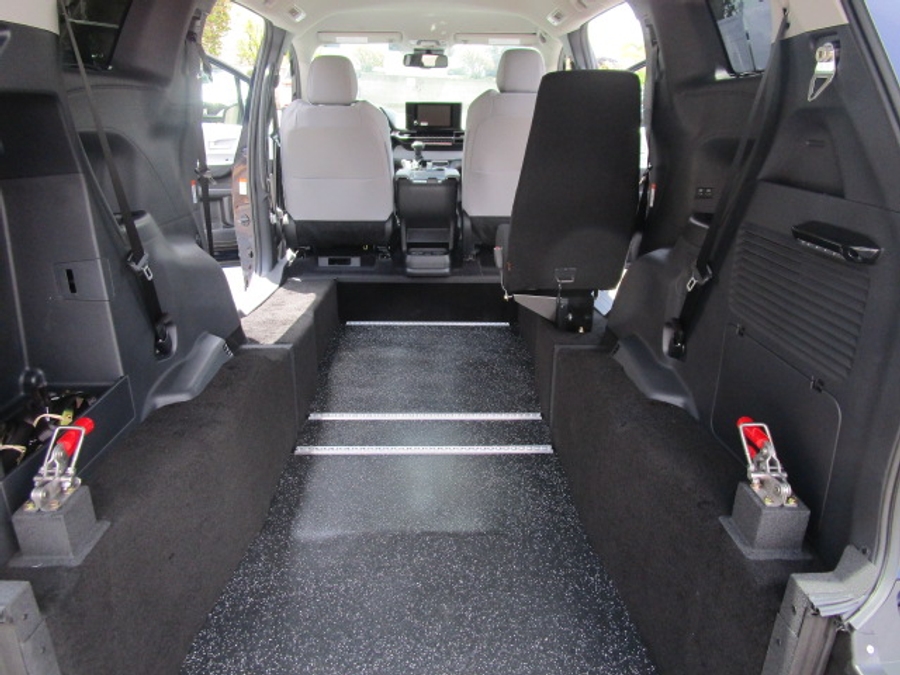 New 2026 Toyota Sienna Hybrid FWD LE - Vantage Mobility Commercial Rear Entry Entry Fold Out Manual Ramp