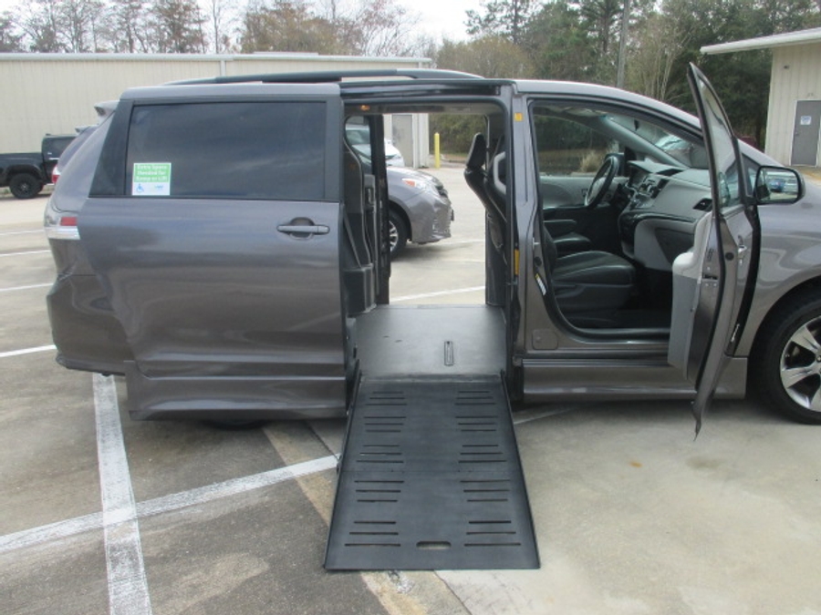 2011 TOYOTA SIENNA - Image 6