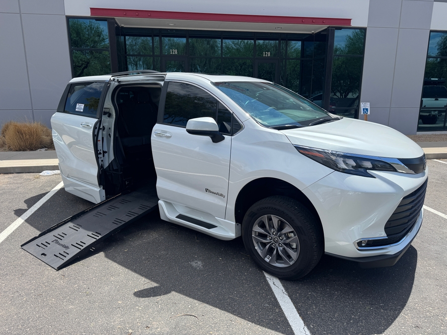 Used 2024 Toyota Sienna Hybrid XLE - BraunAbility Side Entry Fold Out Automatic Ramp