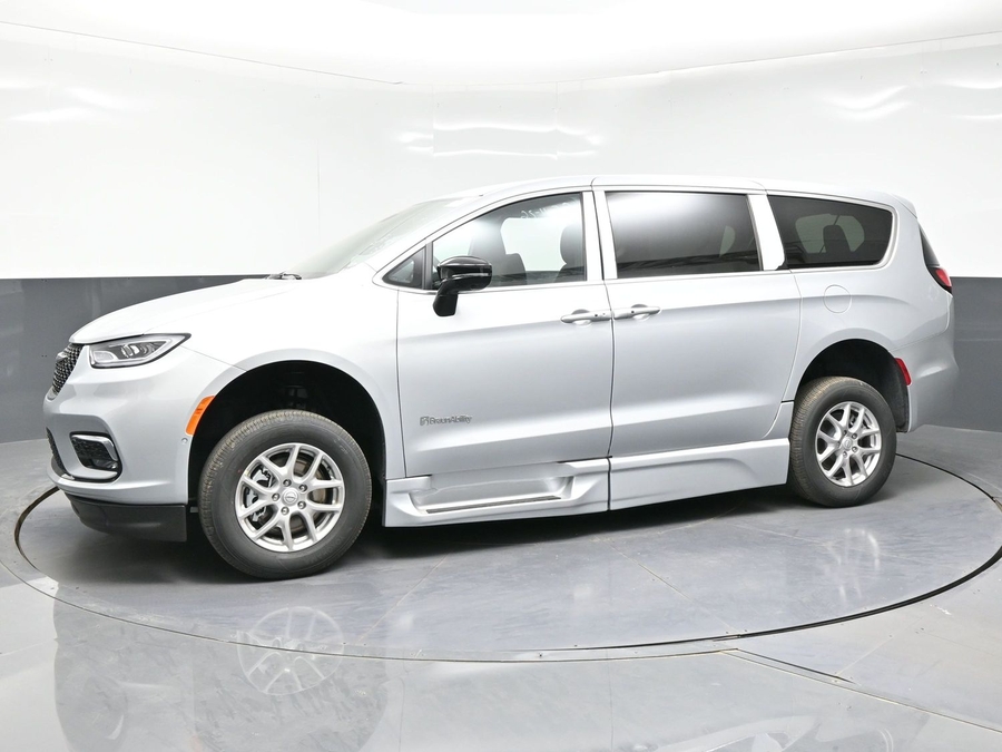 New 2026 Chrysler Pacifica Select Safety - BraunAbility Side Entry Entry Fold Out Automatic Ramp