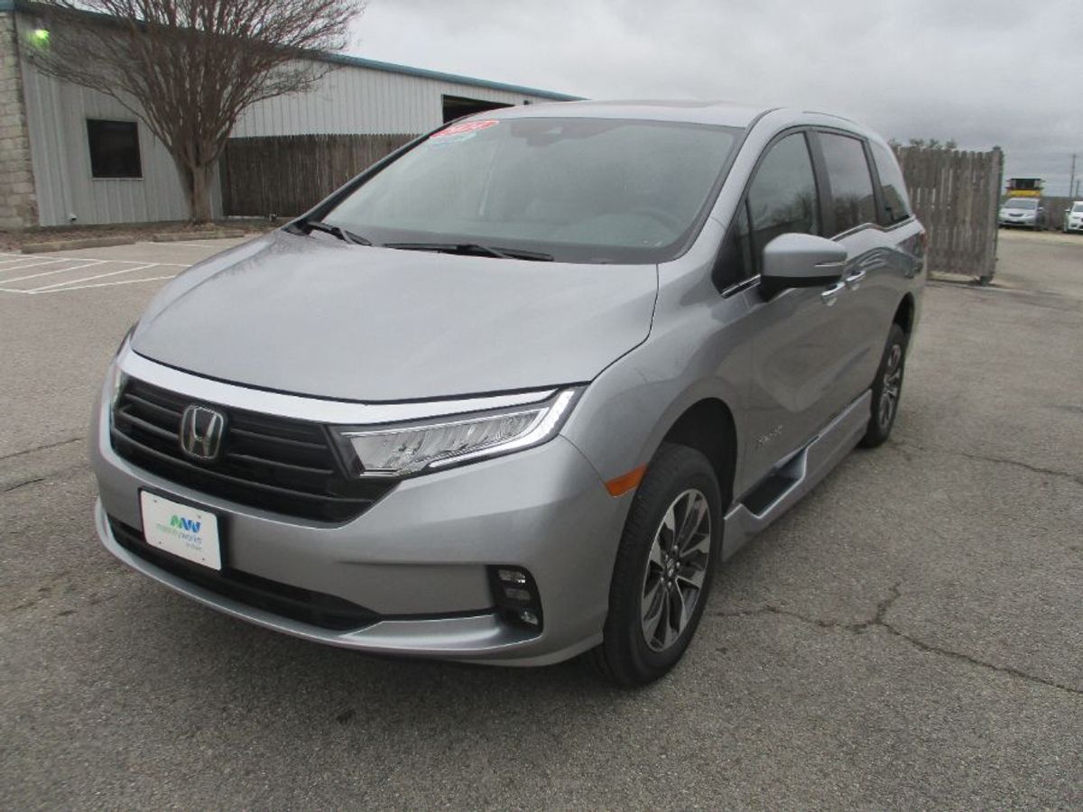 Silver Honda Odyssey image number 3