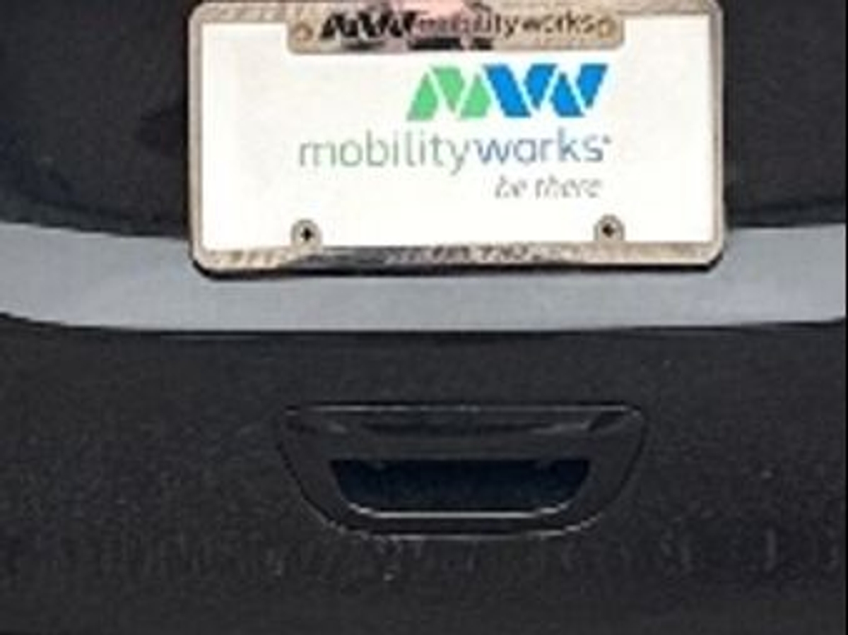 Black Chrysler Pacifica image number 12