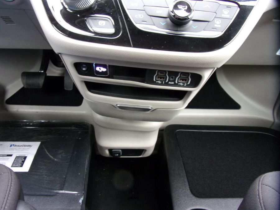 Silver Chrysler Voyager image number 11