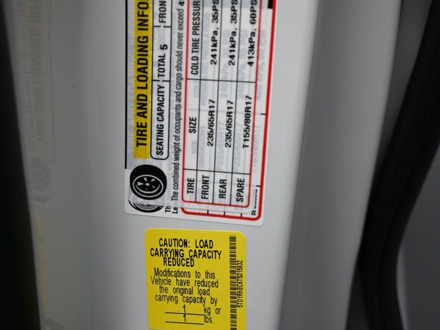 White Toyota Sienna image number 29