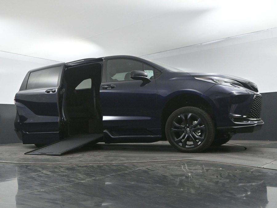 New 2025 Toyota Sienna Hybrid XSE Sport - BraunAbility Side Entry Entry In Floor Automatic Ramp