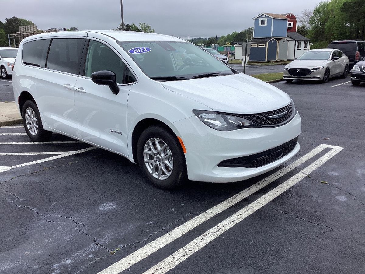 White Chrysler Voyager image number 2
