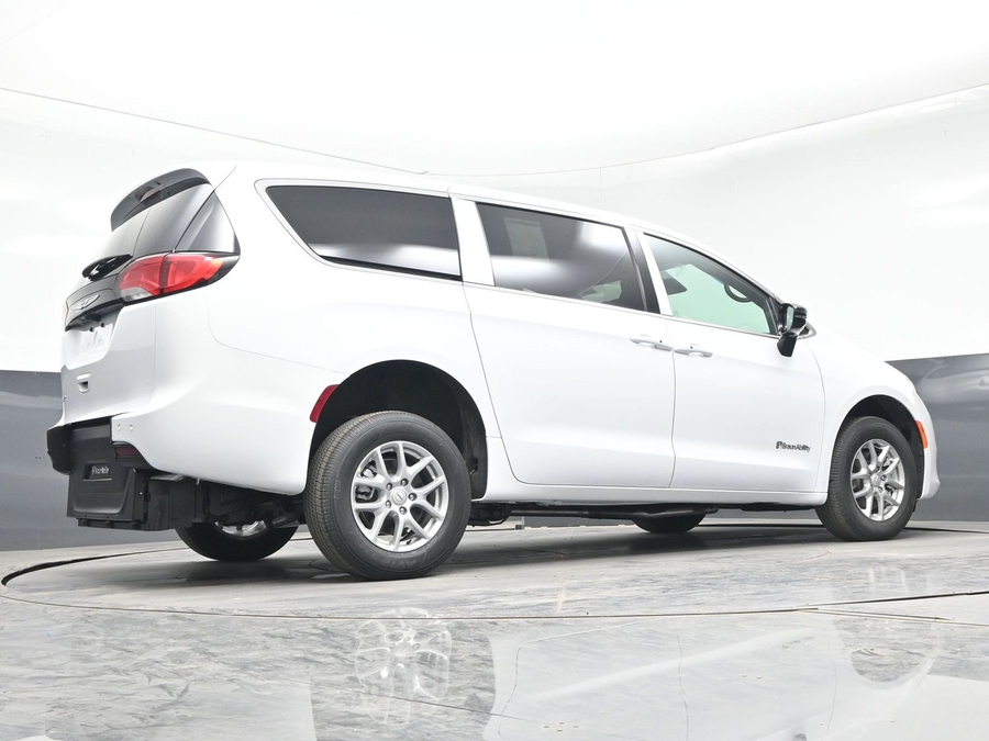 White Chrysler Voyager image number 7
