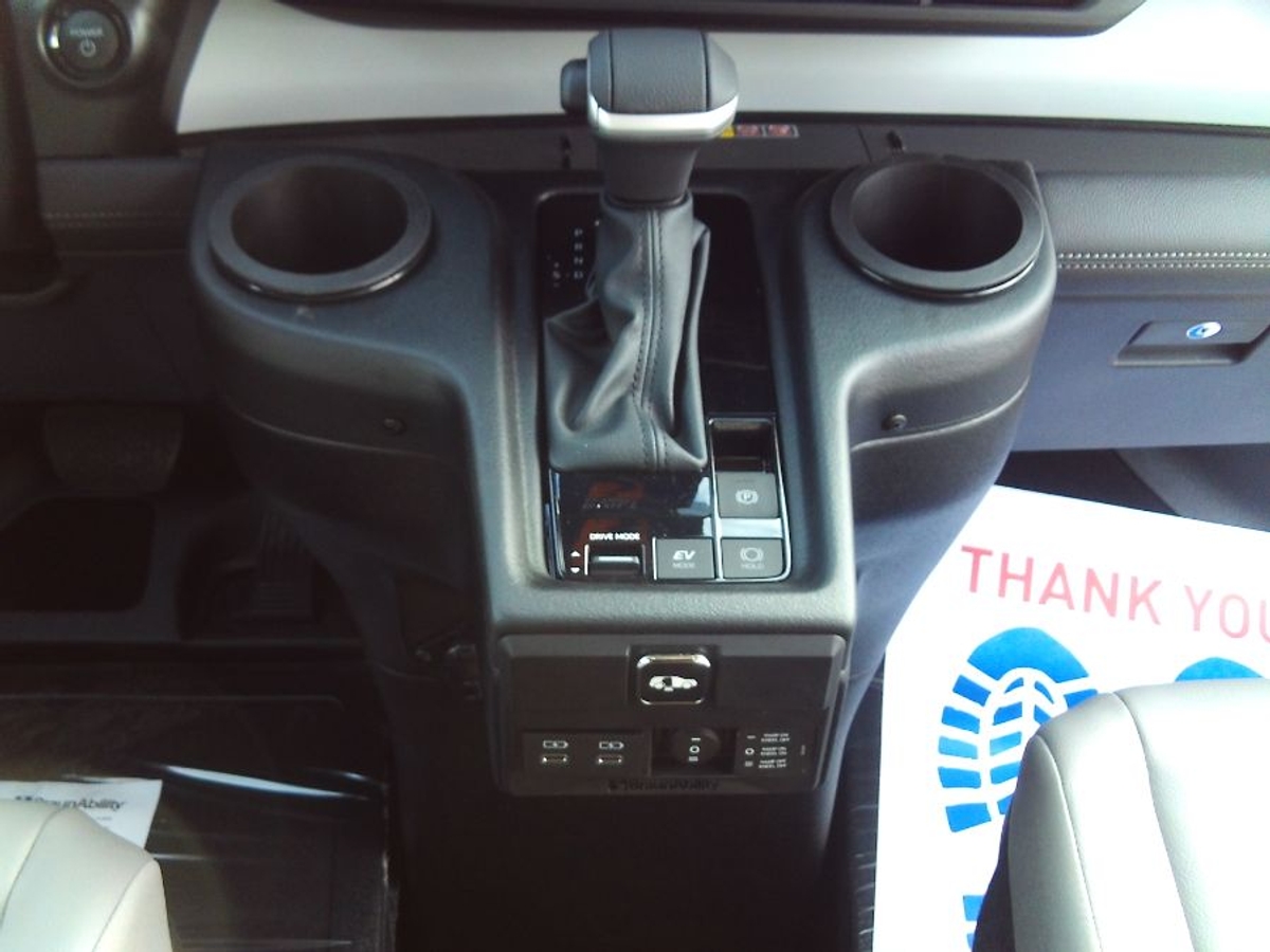 2025 TOYOTA SIENNA - Image 14