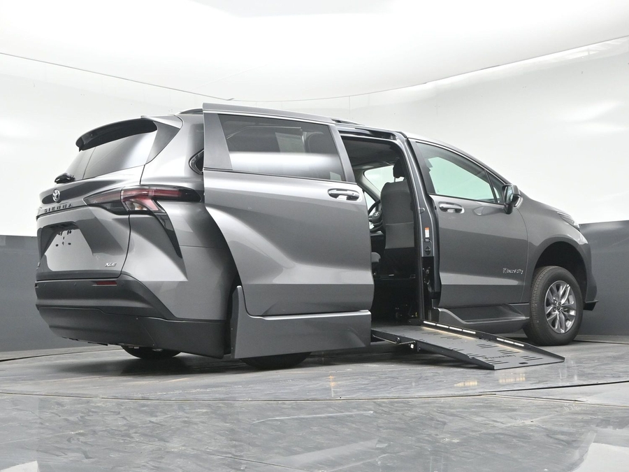 2026 Toyota Sienna XLE - Photo 17