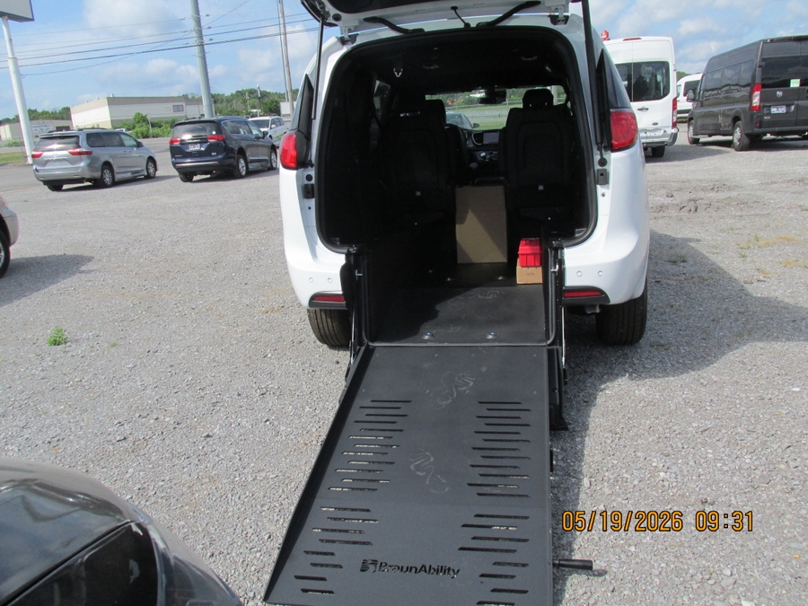 White Chrysler Voyager image number 9