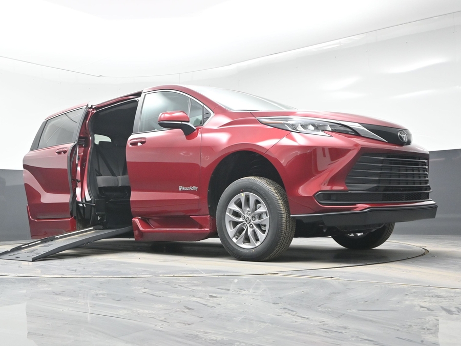 New 2026 Toyota Sienna Hybrid LE - BraunAbility Side Entry Fold Out Automatic Ramp