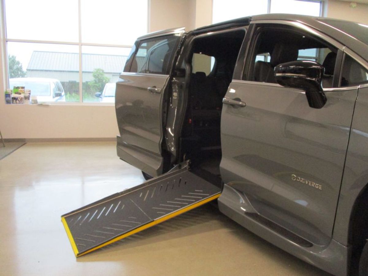 Grey Chrysler Pacifica image number 9