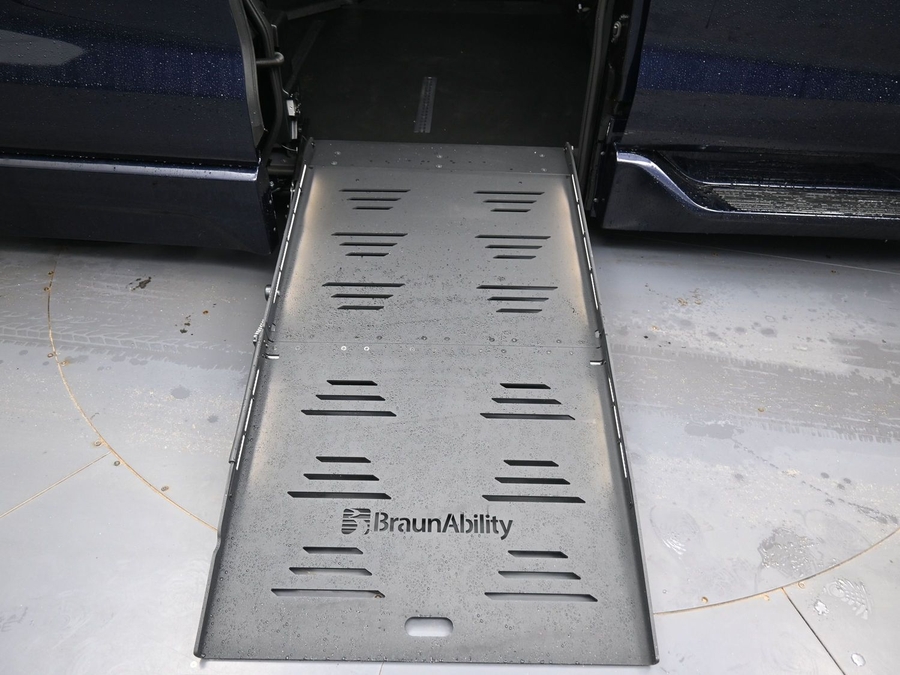 Blue Toyota Sienna image number 7