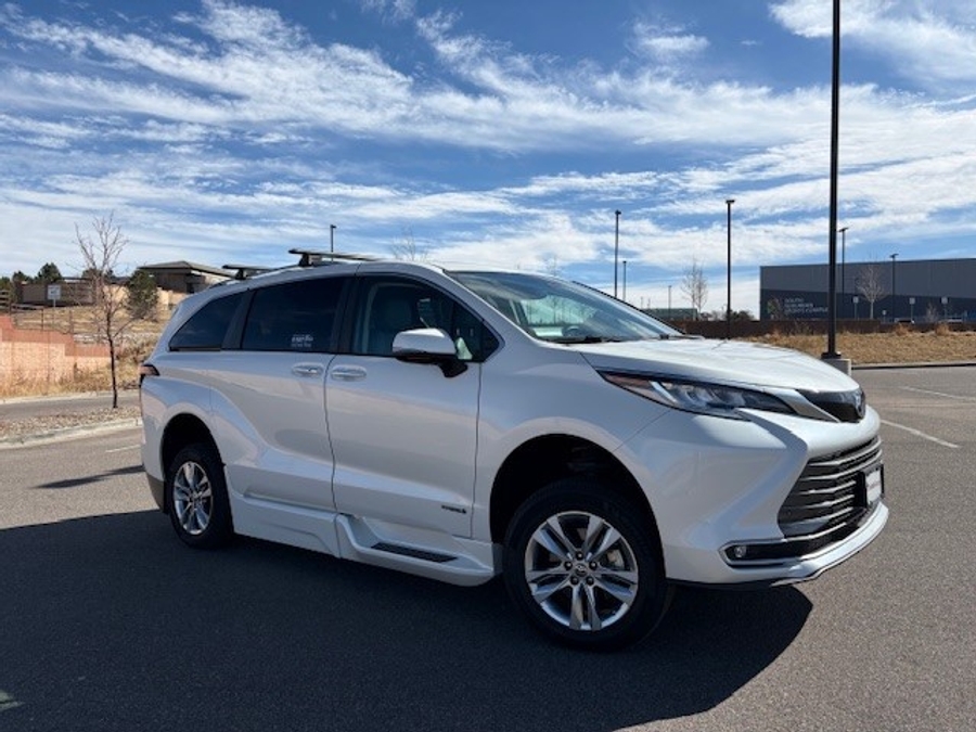 Used 2021 Toyota Sienna Hybrid Limited - BraunAbility Side Entry Entry Fold Out Automatic Ramp