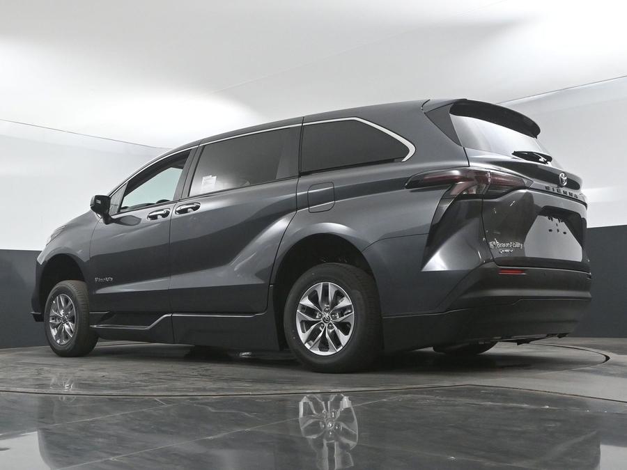 New 2025 Toyota Sienna Hybrid XLE Base - BraunAbility Side Entry Entry In Floor Automatic Ramp