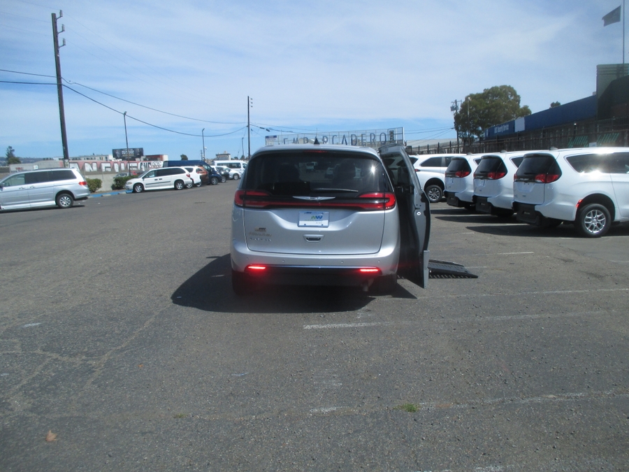 2024 Chrysler Pacifica Touring L - Photo 6