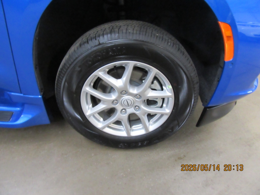 Blue Chrysler Pacifica image number 38