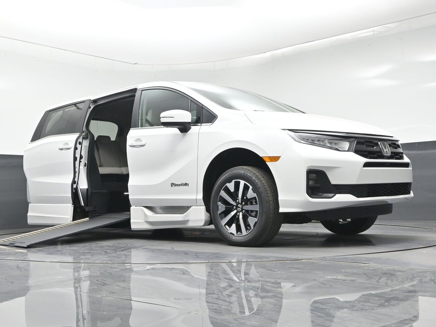 White Honda Odyssey image number 17