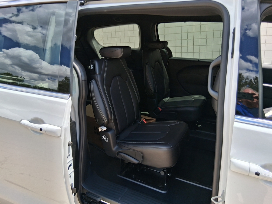 White Chrysler Voyager image number 5