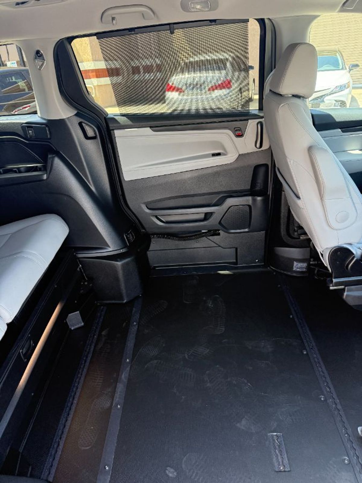 Grey Honda Odyssey image number 9