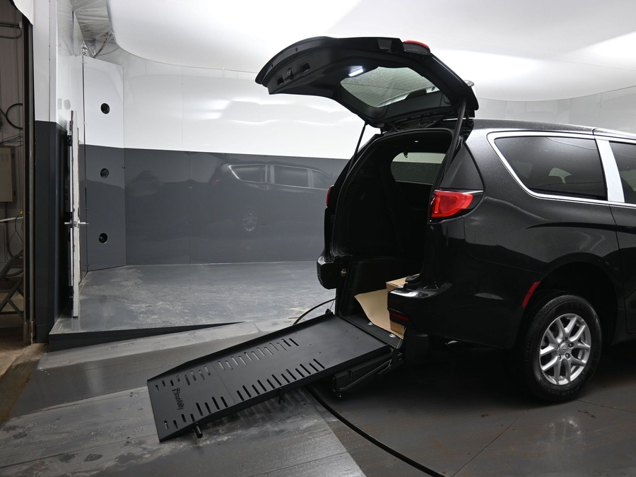 Black Chrysler Voyager image number 10