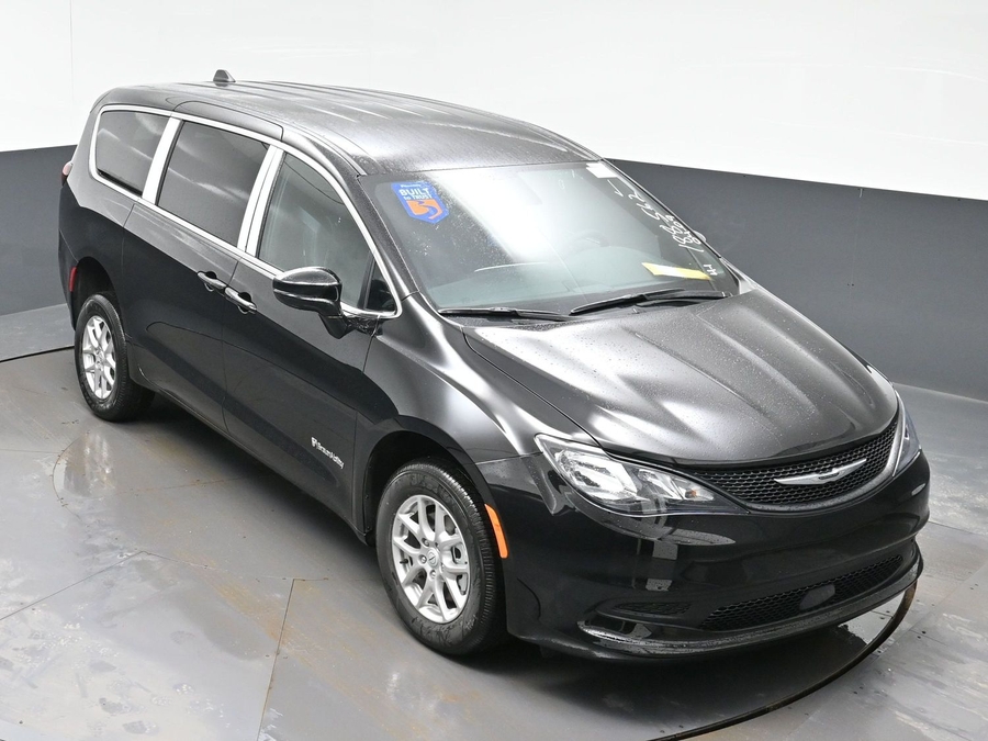 Black Chrysler Voyager image number 21