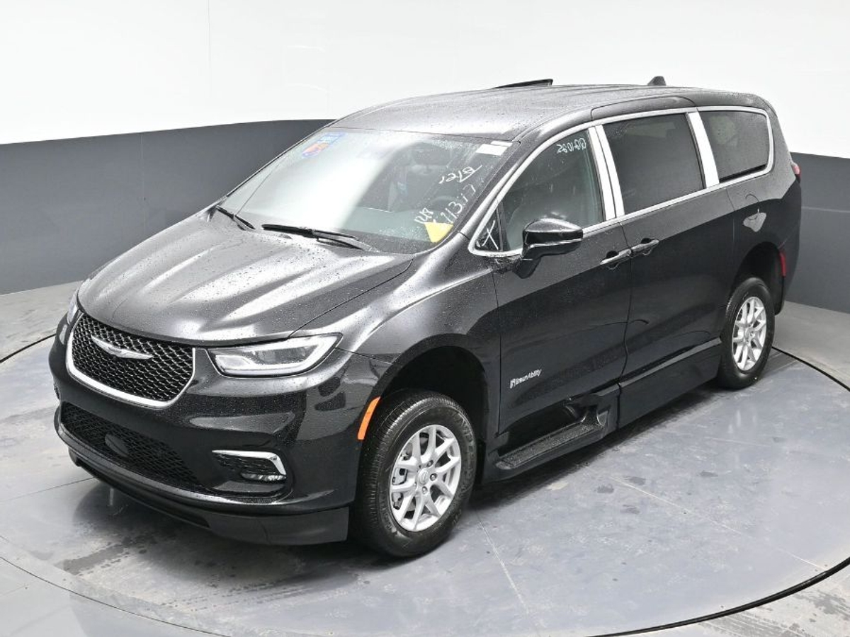 Black Chrysler Pacifica image number 20